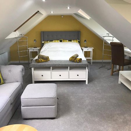 Round-Y-Corner Apartment แม็กเคิลสฟิลด์ ภายนอก รูปภาพ